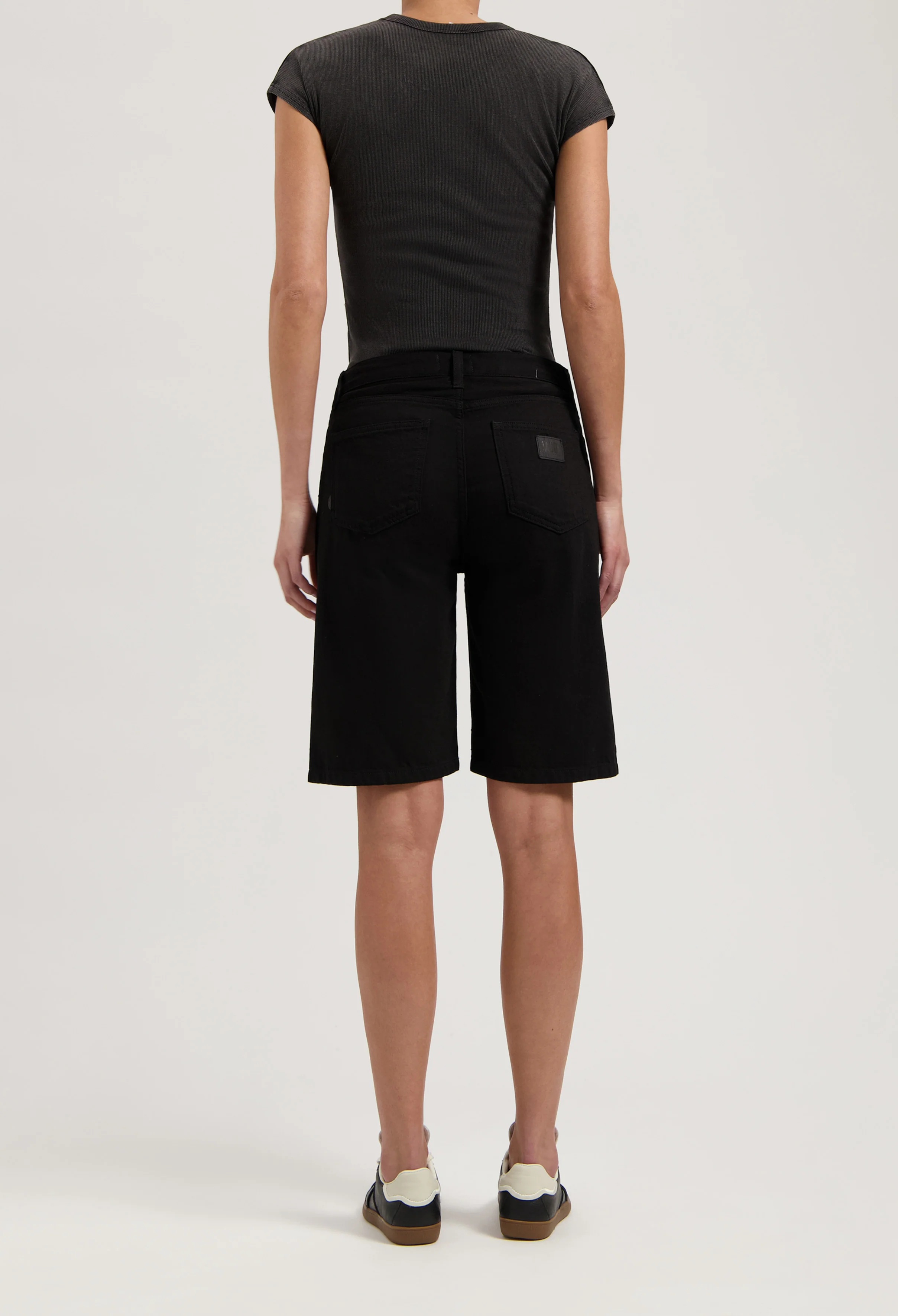 Suzy Mid Short - BlackDip - Image 4