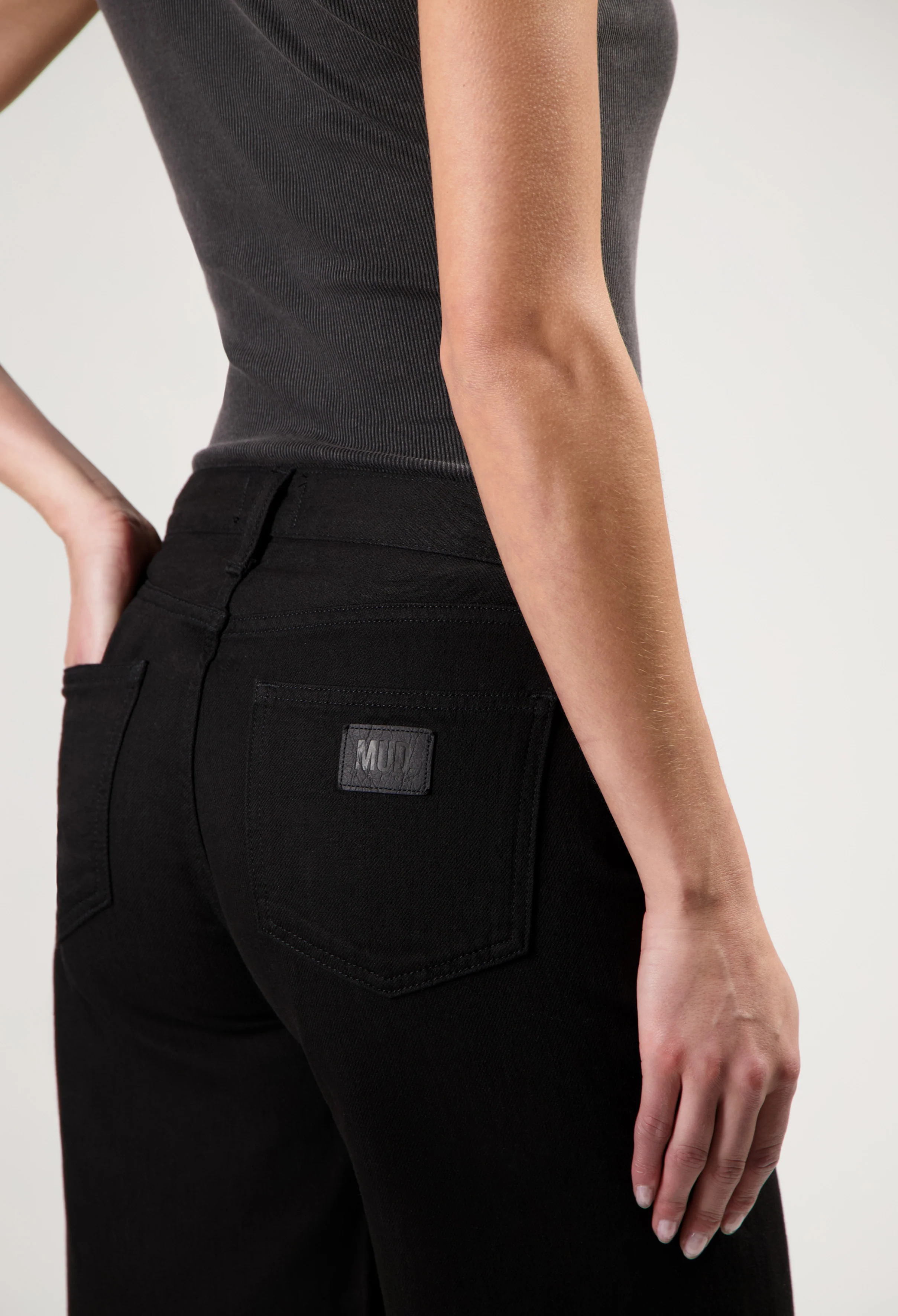 Suzy Mid Short - BlackDip - Image 6